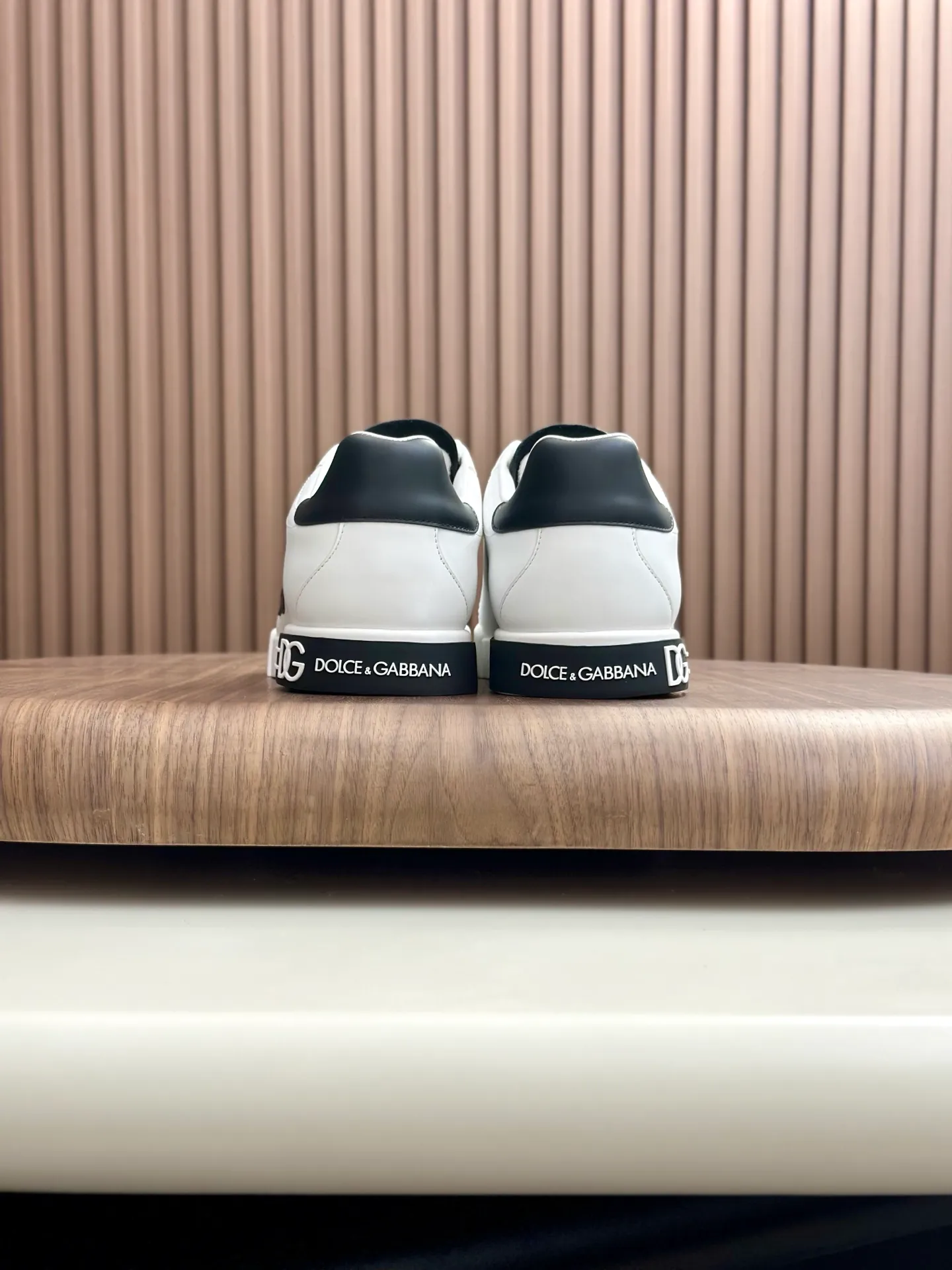 New product 💰800 DG Dolce & Gabbana men's shoes 💰ortofino calfskin sneakers ♞size; 39~44 (customized 38.45.46) Iconic men's shoes 💰ortofino series of sneakers, classic and timeless style, now presented with fashionable details. The calfskin engraved DG logo is a subtle finishing touch. Men's shoes💰ortofino calfskin sneakers: